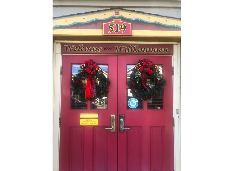 GACC Front Doors with Christmas Decorations - Willkommen
